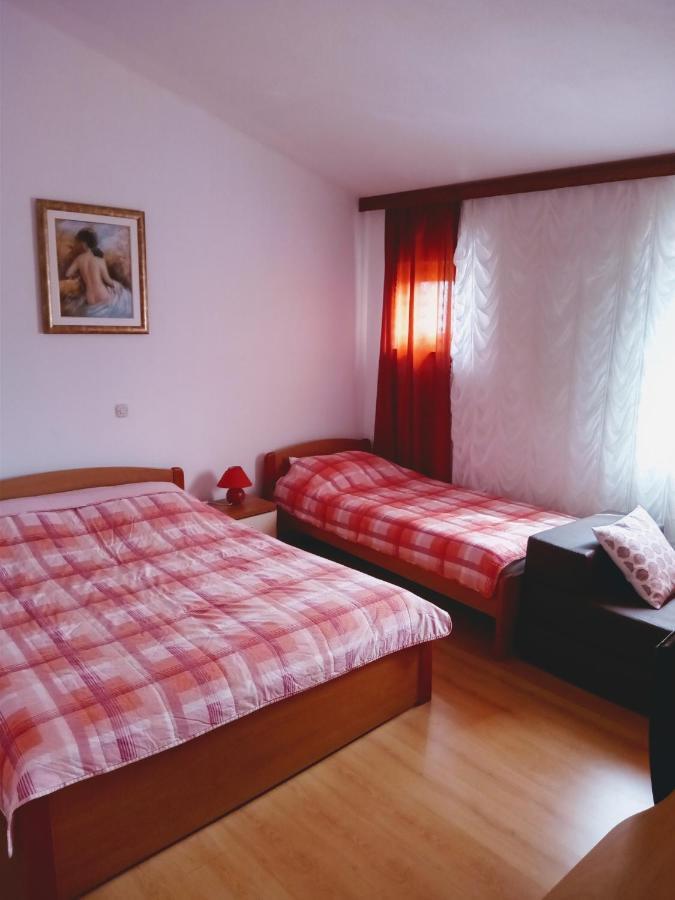 Apartmani Nikolina Ražanac Exterior foto